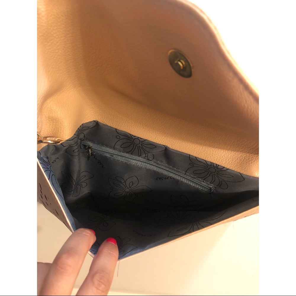 Large tan & gold clutch - Picture 4 of 5